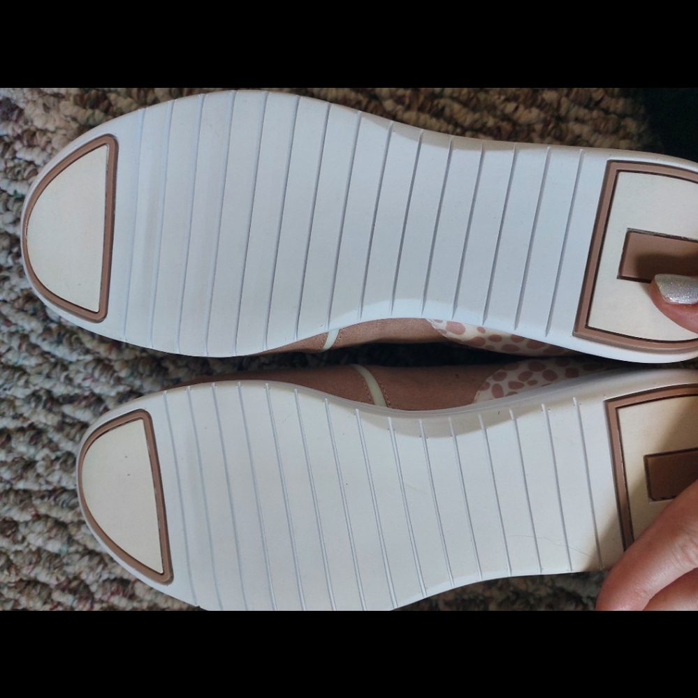 Shoe - Picture 2 of 3